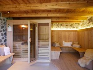 una camera con diversi letti a castello in una casa di legno di Mitterstiller ad Auna di Sotto
