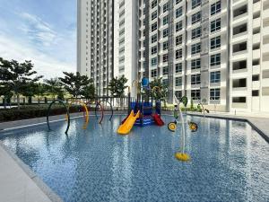 einen Pool mit Spielplatz in einer Stadt in der Unterkunft Shelisa Mirai Kajang Cozy Urban Homes in Kajang