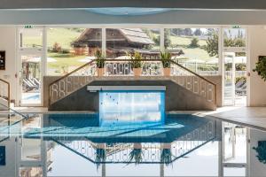 Bazén v ubytování Thermenwelt Hotel Pulverer nebo v jeho okolí