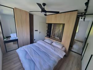 Un dormitorio con una cama grande con ventilador de techo. en Central Spot BL, en Banja Luka 2 fotos más