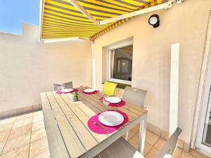 Patio alebo iná vonkajšia časť ubytovania Residencial puig rom