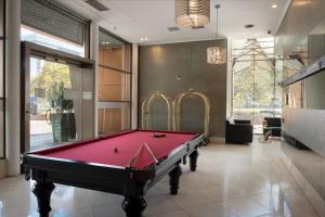 Biliár nebo kulečník v ubytování Boulevard Suites Ferrat