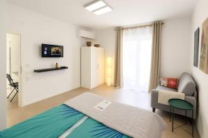 a living room with a couch and a chair at Fantastico 2 - Grossem Balkon - Gratis Parkplatz - Klimaanlage - Zentrumsnähe und Meernähe in Puerto de la Cruz