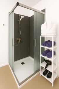 a shower stall with purple towels on a shelf at Fantastico 2 - Grossem Balkon - Gratis Parkplatz - Klimaanlage - Zentrumsnähe und Meernähe in Puerto de la Cruz