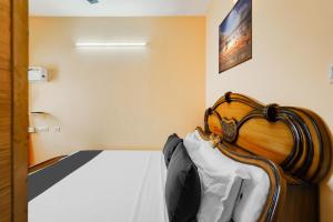 Postel nebo postele na pokoji v ubytování Super Hotel O Velachery Near Devi Karumariamman Nagar Extension