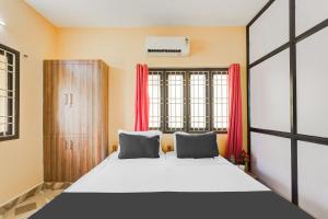 Postel nebo postele na pokoji v ubytování Super Hotel O Velachery Near Devi Karumariamman Nagar Extension