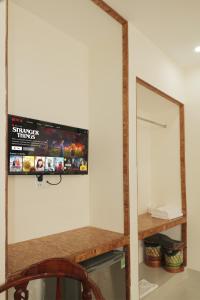 ブンタウにあるThảo Nguyên Hotelの鏡の壁掛け