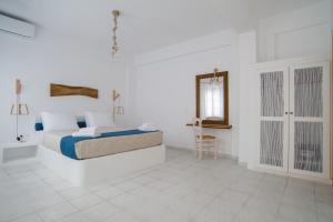 Llit o llits en una habitació de Santorini Crystal Blue Boutique Hotel