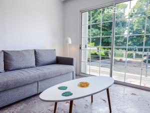a living room with a couch and a table at Casa Clio #PROPERTLY in Nea Kalikratia