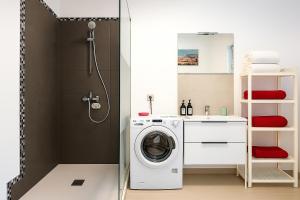 a bathroom with a washing machine and a shower at Fantastico 3 - Grosser Terrasse - Gratis Parkplatz - Klimaanlage - Zentrumsnähe und Meernähe in Puerto de la Cruz