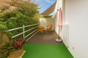 a balcony with a table and chairs and an umbrella at Fantastico 3 - Grosser Terrasse - Gratis Parkplatz - Klimaanlage - Zentrumsnähe und Meernähe in Puerto de la Cruz