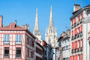 Nespecifikovaný výhled na destinaci Bayonne nebo výhled na město při pohledu z apartmánu + 2 fotografie