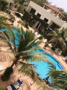 an overhead view of a palm tree and a swimming pool at nr 1 appartement 1 chambre et salon Natangue Sud in Saly Portudal
