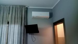 a room with a air conditioner on the wall at Affitti Brevi Zu Tano e Za Carmela in Realmonte