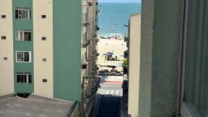 a view of the beach from a building at Apto Almeida e Moraes charmoso passos da praia de BC in Balneário Camboriú