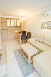 Posezení v ubytování Private Apartment Grand Resort 15