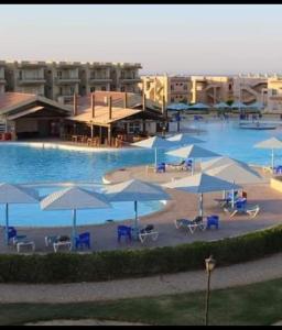 Bazén v ubytování شاليه بقريه روجينا العين السخنه nebo v jeho okolí