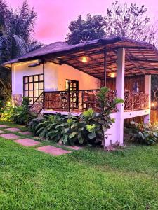 Taman di luar Modern Bahay Kubo near Tagaytay - Casita Anahaw