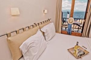 Postel nebo postele na pokoji v ubytování Faros Hotel