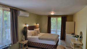une chambre avec un lit et une grande fenêtre dans l'établissement Jeweller Hotel, à Ruse