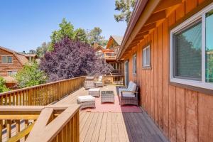 Μπαλκόνι ή βεράντα στο Mountain-View Haven with Deck in Pine Mountain Club