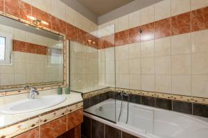 Koupelna v ubytování Louloudis Apartments Complex