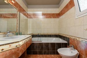 Koupelna v ubytování Louloudis Apartments Complex