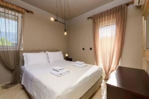 Postel nebo postele na pokoji v ubytování Louloudis Apartments Complex + 47 fotografií