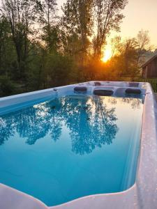 Bazén v ubytování Relax Apartma nebo v jeho okolí