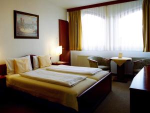 Posteľ alebo postele v izbe v ubytovaní Sándor Hotel