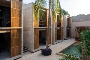 Το κτήριο όπου στεγάζεται  το ξενοδοχείο +10 φωτογραφίες