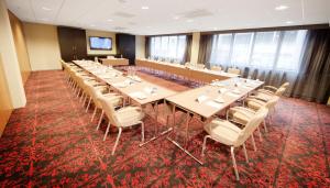 TV a/nebo společenská místnost v ubytování Golden Tulip Leiden Centre