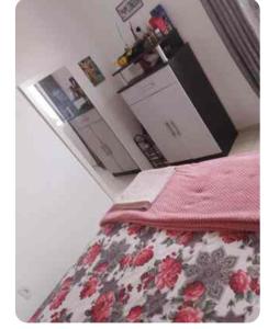 Kuchyň nebo kuchyňský kout v ubytování Quarto solteiro com cama auxiliar + 4 fotografie