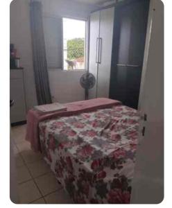 Postel nebo postele na pokoji v ubytování Quarto solteiro com cama auxiliar