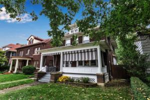 a house with a white front door and a yard at Close to the Falls Big Historic Home Air Conditioning Parking in Niagara Falls