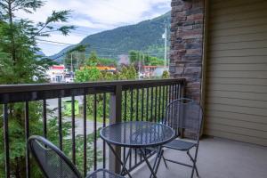 Gallery image of Beachy 2 Bed Studio Suite, Balcony and 4 Min to Lake in Harrison Hot Springs