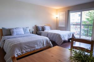 Gallery image of Beachy 2 Bed Studio Suite, Balcony and 4 Min to Lake in Harrison Hot Springs