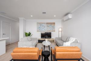 Χώρος καθιστικού στο Modeina Modern Brand New 4BR Home