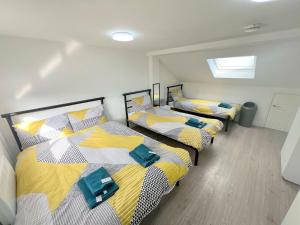 ミッチャムにあるSpacious 6-bedroom house in South London (Zone 4)の部屋にベッドが3つある部屋