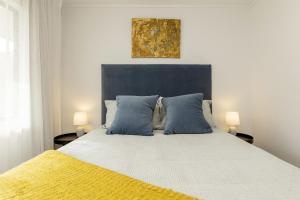 Ένα ή περισσότερα κρεβάτια σε δωμάτιο στο Arama Retreat - Private Hot Spa 2 Minutes from Town +14 φωτογραφίες