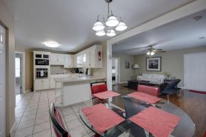 Dapur atau dapur kecil di Belle Meade Haven, 15 Minutes from Broadway