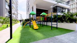 圣玛尔塔Apartamento nuevo con vista al mar, Santa Marta的大楼前带滑梯的游乐场