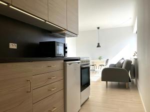 eine Küche mit Herd und Mikrowelle in der Unterkunft Central Studio for 1 in Fredericia