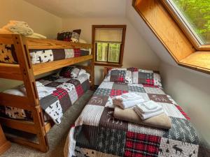 Ένα ή περισσότερα κρεβάτια σε δωμάτιο στο Cozy New Hampshire Retreat Near Attitash Mountain