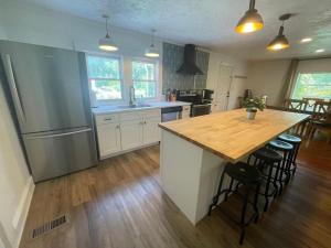 Η κουζίνα ή μικρή κουζίνα στο Relaxing 3 Bedroom Home near Downtown