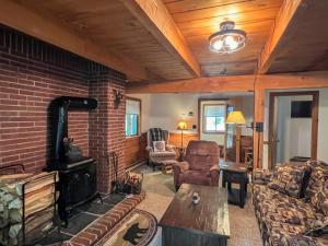 Χώρος καθιστικού στο Cozy New Hampshire Retreat Near Attitash Mountain