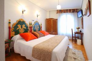 A bed or beds in a room at Hotel Merindad de Olite