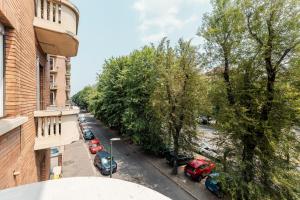 Una vista de una calle desde un edificio con coches aparcados. en Blanc72, en Turín
