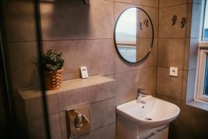 un bagno con lavandino e specchio di The Hvítá Inn by Ourhotels a Bær