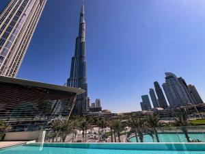 ドバイにあるGRANDE RESIDENCES with a direct Burj Khalifa view and Private Fountain Show with DXB AIRPORT VIP Shuttleのブルジュ・ハリファと市街の景色を望めます。 +48枚の写真